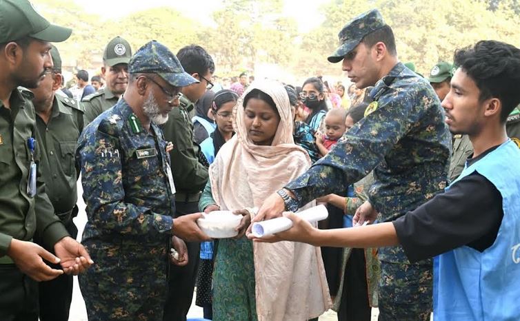 আগুনে ক্ষতিগ্রস্ত কড়াইলবাসীর জন্য জরুরি মানবিক সেবাকেন্দ্র চালু আনসার-ভিডিপির
