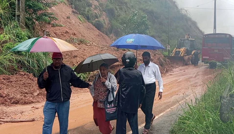 শ্রীলঙ্কায় বন্যা ও ভূমিধসে মৃতের সংখ্যা বেড়ে ৫৬, সেনাবাহিনী মোতায়েন
