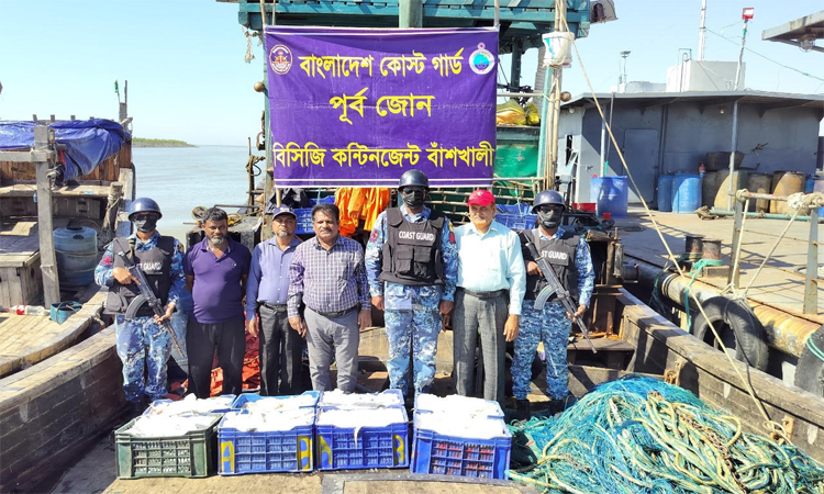 চট্টগ্রামে অবৈধ আর্টিসনাল ট্রলিং বোট, জাল ও সামুদ্রিক মাছসহ ১ জন আটক