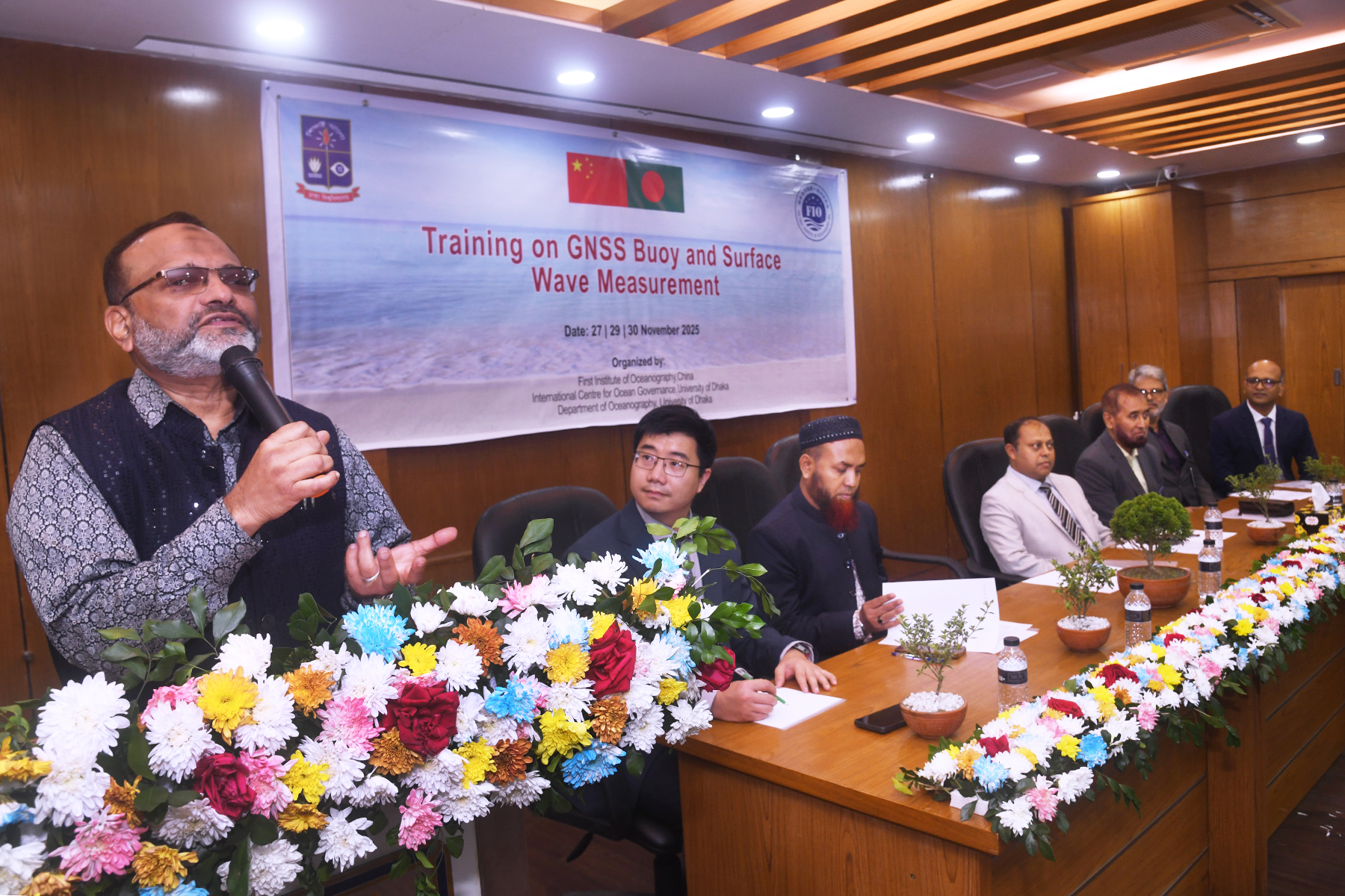 ঢাকা বিশ্ববিদ্যালয়ে প্রশিক্ষণ কর্মশালার সনদপত্র বিতরণ