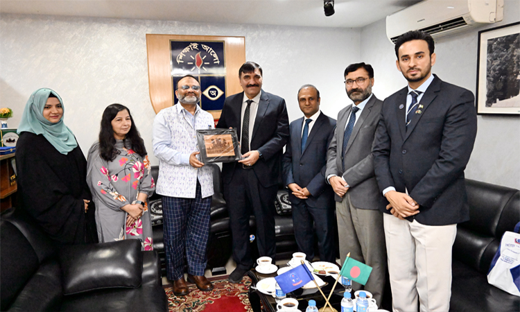 ঢাবি উপাচার্যের সঙ্গে পাকিস্তান উচ্চশিক্ষা কমিশনের প্রতিনিধি দলের বৈঠক