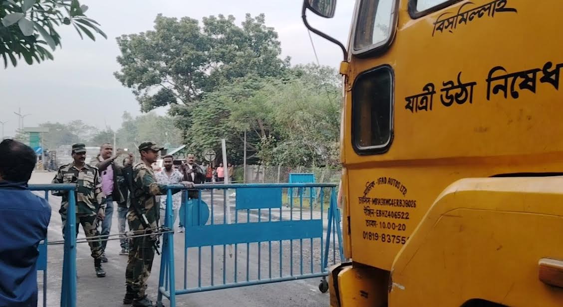 ভুটান গেল ট্রানজিট পণ্যের ট্রাক, বুড়িমারী স্থলবন্দরের ব্যবসায়ী ও শ্রমিকদের মাঝে উচ্ছ্বাস