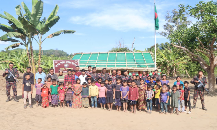 বান্দরবানের বুলুপাড়ায় প্রাথমিক বিদ্যালয় উদ্বোধন ও শিক্ষা উপকরণ বিতরণ