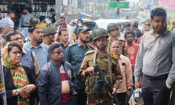 খুলনায় সড়ক ও ফুটপাতের অবৈধ দখলদারদের অপসারণ
