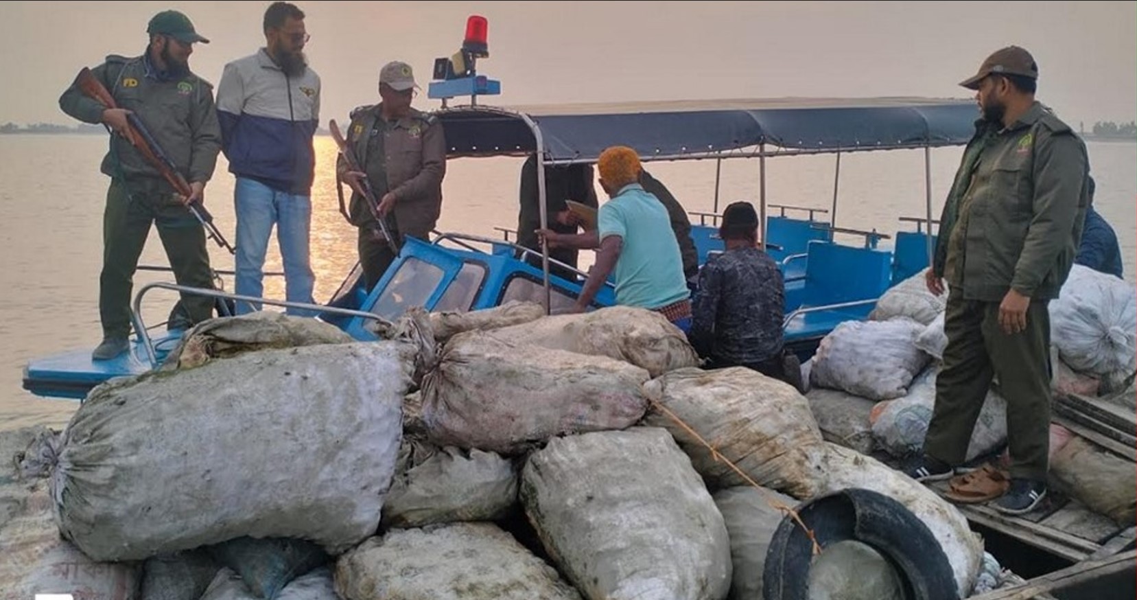 সাতক্ষীরা রেঞ্জ থেকে ৬শ কেজি শামুক ও ঝিনুক জব্দ 