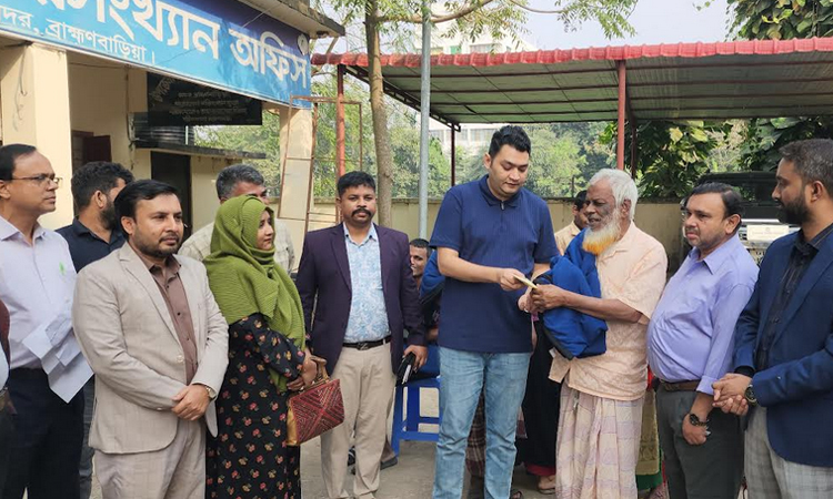 ব্রাহ্মণবাড়িয়ায় দৃষ্টি প্রতিবন্ধী শিল্পী হেলালের পাশে প্রশাসন 