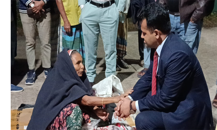 চাঁদপুরে জেলা প্রশাসকের শীতবস্ত্র বিতরণ