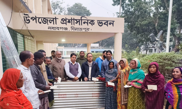 দিনাজপুরে অগ্নিকাণ্ডে ক্ষতিগ্রস্ত পরিবারের মধ্যে ঢেউ টিন ও অর্থ বিতরণ