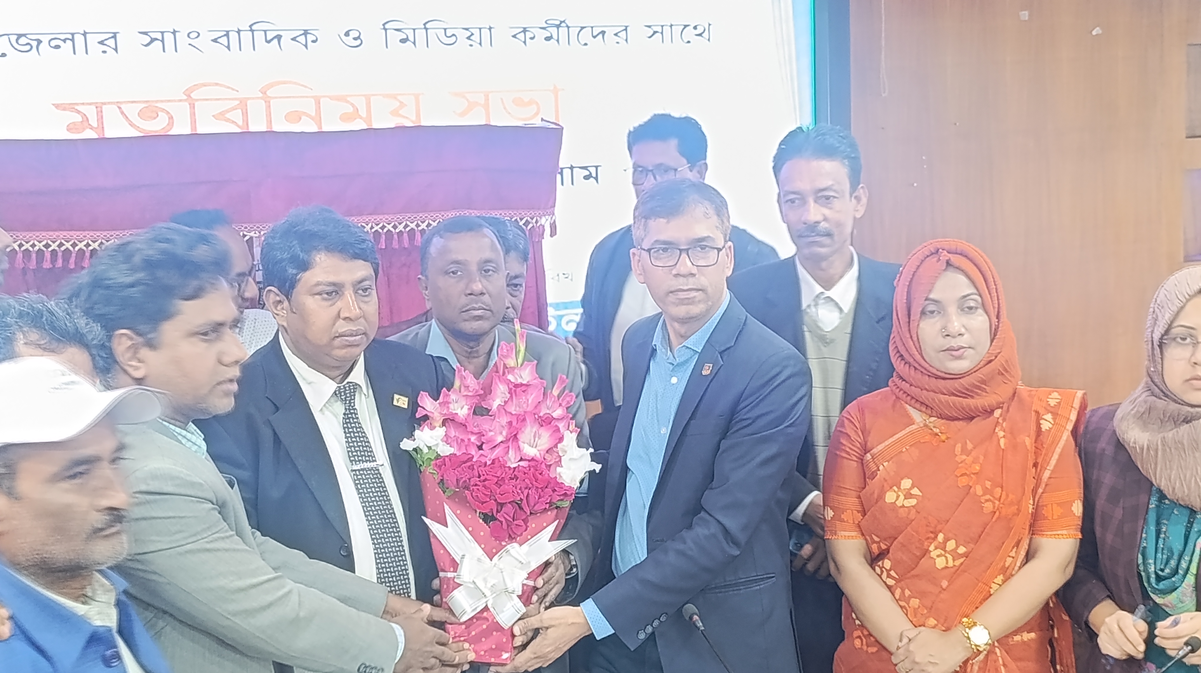 নড়াইলের সাংবাদিকদের সঙ্গে নবাগত ডিসির মতবিনিময়