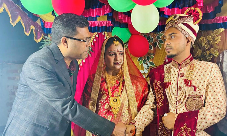 গাবতলীতে মহিলা দল নেত্রীর মেয়ের বিয়েতে আর্থিক সহায়তা দিলেন তারেক রহমান