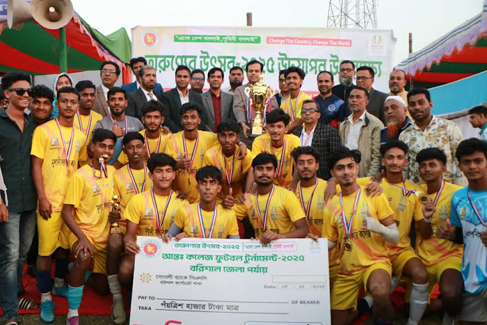 বরিশালে আন্তঃকলেজ ফুটবল টুর্নামেন্টে চ্যাম্পিয়ন সরকারি মুলাদী কলেজ