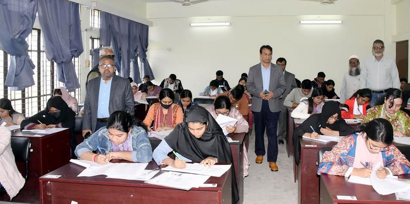 খুবি উপকেন্দ্রে ঢাবির ব্যবসায় শিক্ষা ইউনিটের ভর্তি পরীক্ষা অনুষ্ঠিত