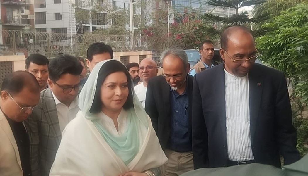 খালেদা জিয়াকে দেখতে এভারকেয়ারে জুবাইদা রহমান