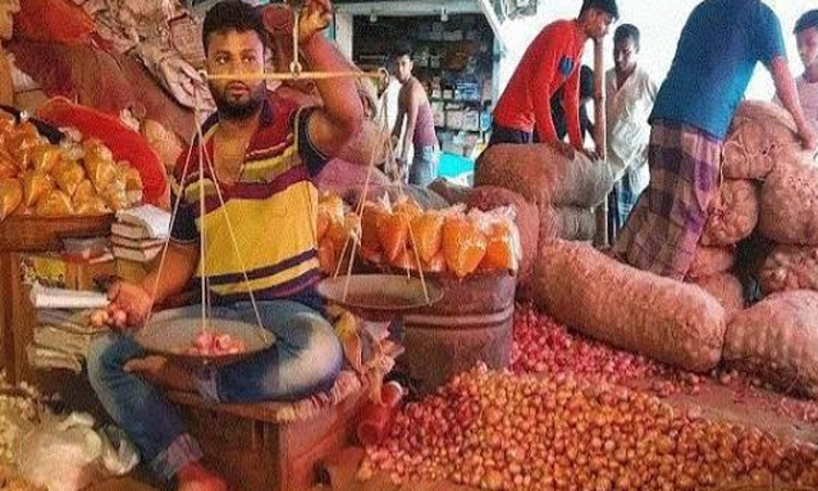 পেঁয়াজ আমদানির খবরে দিনাজপুরে দাম কমতে শুরু করেছে