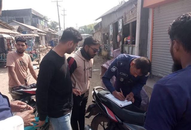 বরগুনায় নৌবাহিনী ও পুলিশের চেকপোস্ট অভিযান