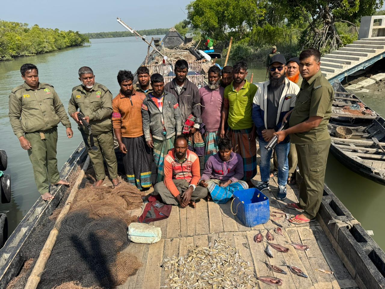 সুন্দরবনের গহীন অভয়ারণ্যে মাছ শিকারের অভিযোগে আটক ৭