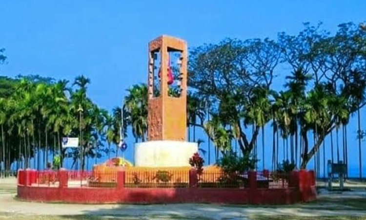 ৮ ডিসেম্বর চাঁদপুরে স্বাধীন বাংলাদেশের পতাকা উত্তোলন করা হয়