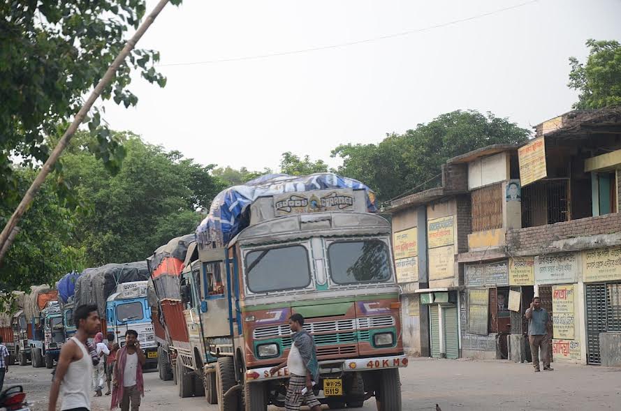 সোনামসজিদ বন্দর দিয়ে প্রথম দিনে ৬০ টন পেঁয়াজ এসেছে
