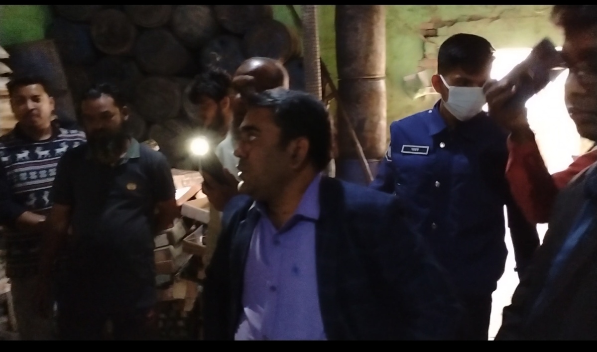 চুয়াডাঙ্গায় মেয়াদোত্তীর্ণ খাদ্য সামগ্রী সংরক্ষণ করায় জরিমানা