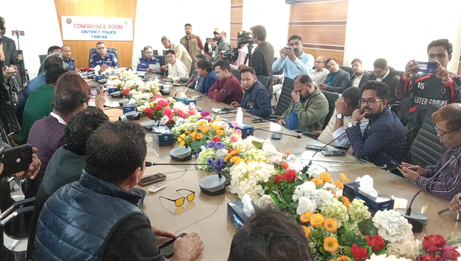 টাঙ্গাইলে সাংবাদিকদের সাথে পুলিশ সুপারের মতবিনিময়