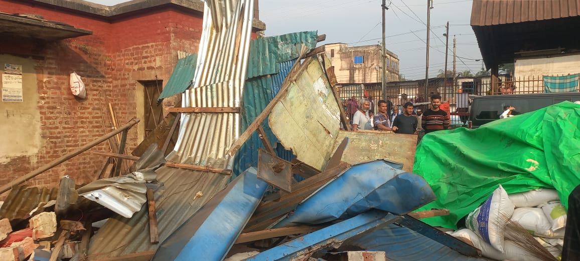 নোয়াখালীতে রেলওয়ের জায়গা থেকে অবৈধ স্থাপনা উচ্ছেদ