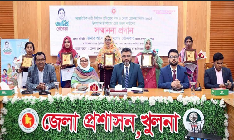 খুলনায় পাঁচ অদম্য নারী পেলেন সম্মাননা