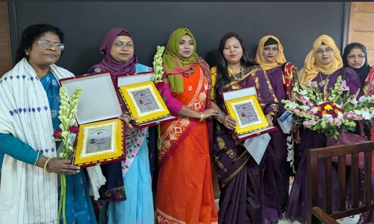 বাগেরহাটে অদম্য নারী পুরস্কার পেলেন পাঁচ গুণীজন