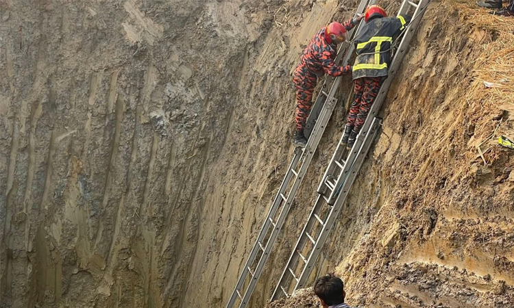 তানোরে গর্তের ৩৫ ফিট গভীরে গিয়েও সেই শিশুকে পাওয়া যায়নি