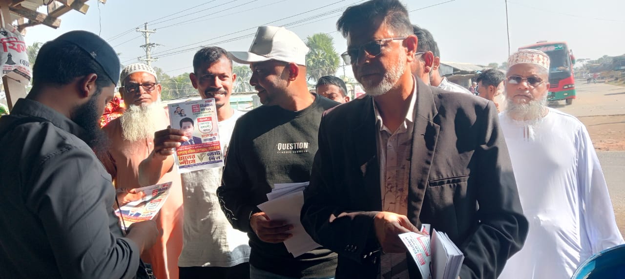 পটুয়াখালীতে নির্বাচনী প্রচারণায় বিএনপির লিফলেট বিতরণ