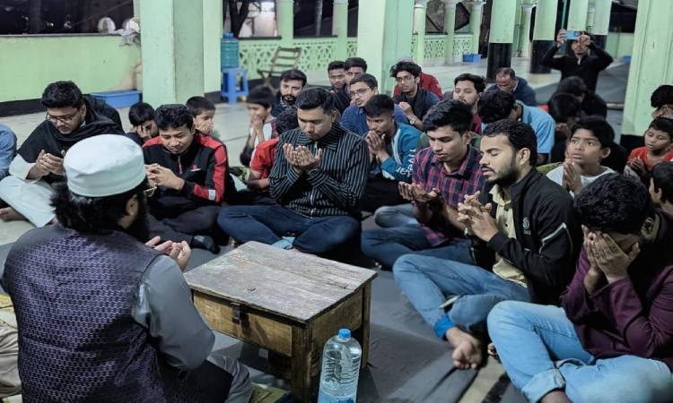 খালেদা জিয়ার রোগমুক্তি কামনায় ঢাবিতে ছাত্রদলের দোয়া ও এতিমদের মাঝে খাবার বিতরণ