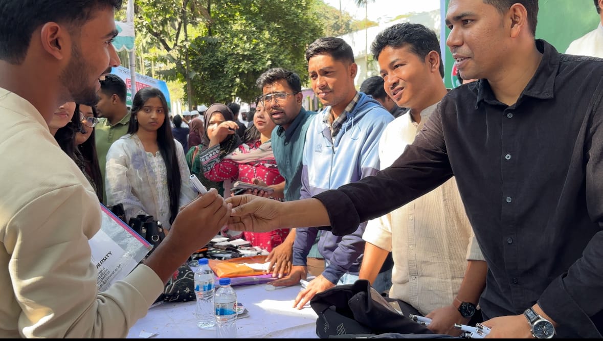 ঢাবি ভর্তি পরীক্ষায় শিক্ষার্থীদের সহায়তায় ছাত্রদলের মানবিক তৎপরতা
